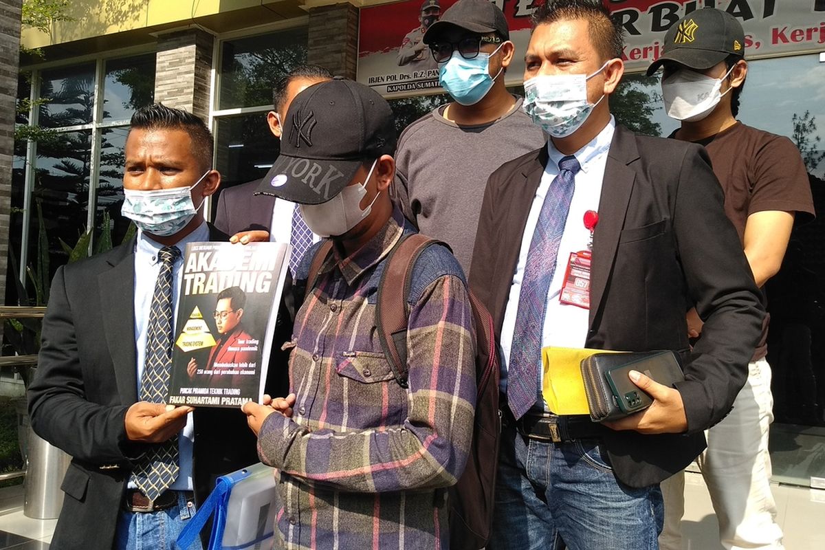 Dua korban penipuan bermodus Binomo dan Oxtrade membuat laporan di Sentra Pelayanan Kepolisian Terpadu (SPKT) di Polda Sumut pada Selasa (22/3/2022) sore. 