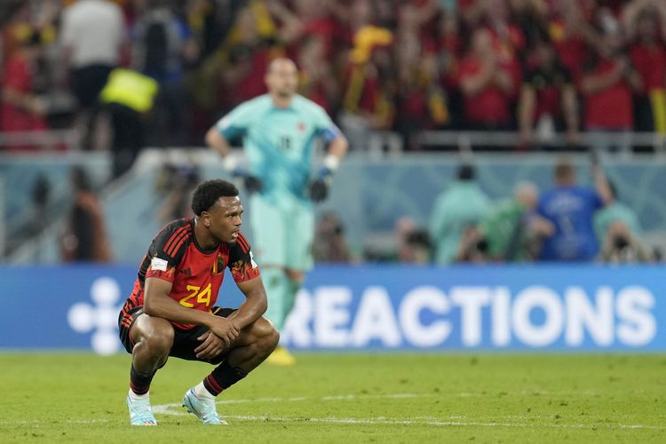 Penyerang Belgia Lois Openda berjongkok di lapangan saat akhir laga penyisihan Grup F Piala Dunia 2022 antara Belgia vs Kanada di Stadion Ahmad bin Ali, Doha, Qatar, Rabu (23/11/2022).