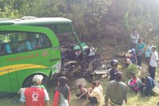 Diduga Rem Blong, Bus Rombongan Wisatawan Hantam Tebing Bukit Bego