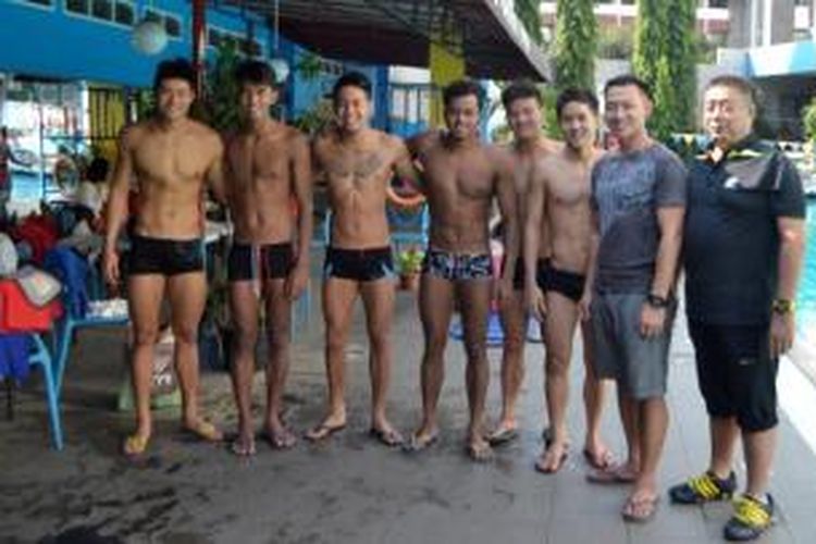 Tim renang Asian Games 2014: Glenn Victor, Triady Fauzi Sidiq,  Dennis Joshua Tiwa,  Gde Siman Sudartawa,  ALexis Wijaya Ohmar , Ricky Anggawijaya. Bersama pelatih ALbert C. Sutanto dan Hartadi Nurtjojo di kolam renang Cikini, Selasa (16/09/2014).