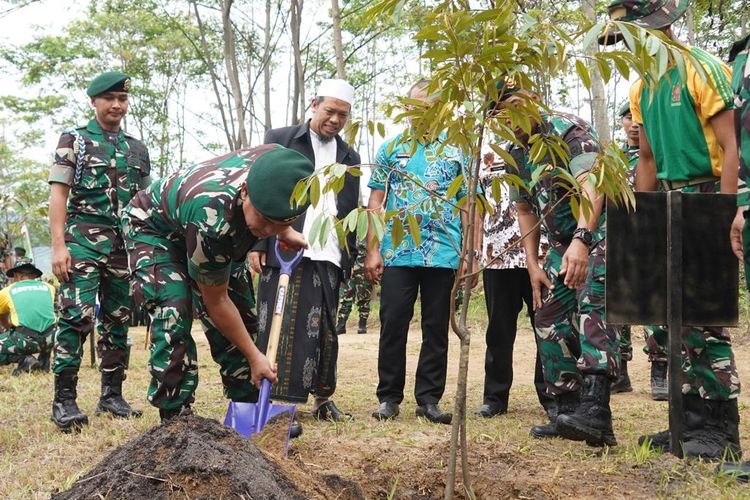 Panglima Kostrad (Pangkostrad) Letjen TNI Maruli Simanjuntak bersama pejabat Pemerintah dan Forkopimda Kabupaten Karawang melaksanakan kegiatan penanaman 10.000 pohon dan lepasliarkan satwa langka dilindungi di Detasemen Pemeliharaan Daerah Latihan (Denharrahlat) Kostrad Sanggabuana, Karawang, Jawa Barat. Kamis (23/11/2023).