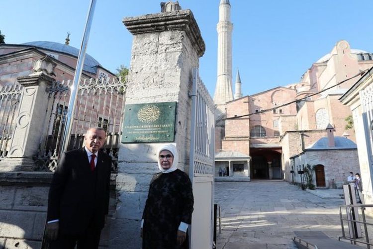 Presiden Turki Recep Tayyip Erdogan dan istrinya melihat persiapan masjid Hagia Sophia pada Kamis (23/7/2020).