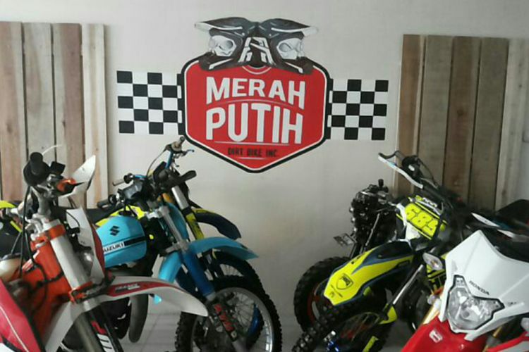 Markas komunitas Merah Putih Dirt Bike di Depok, Rabu (24/1/2018).