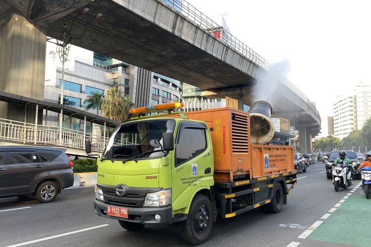 Jalanan Jakarta Mulai Berdebu akibat Abu Anak Krakatau, Watermist Dikerahkan