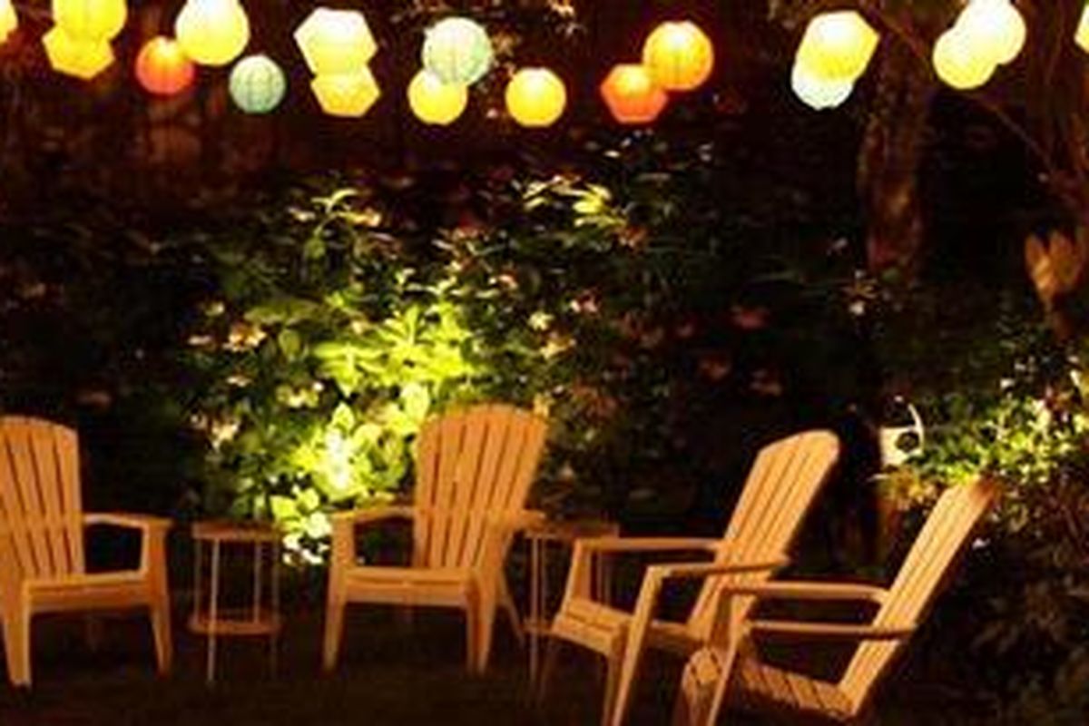 Tak ada salahnya membuat lampion-lampion bermotif vintage memakai tali pancing di tengah-tengah arena pesta. Anda bisa membuatnya sendiri, kan