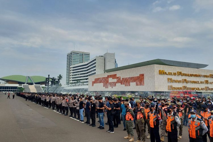 Lebih dari 1.400 personel disiagakan untuk mengawal aksi demonstrasi mahasiswa di depan Gedung DPR/MPR Republik Indonesia, Senayan, Tanah Abang, Jakarta Pusat, pada Senin (11/4/2022). 