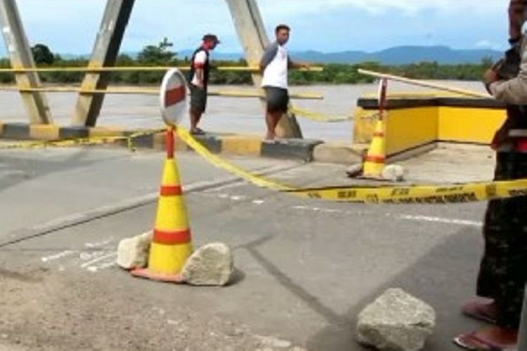Tergerus Banjir, Jembatan Jembatan TrailU di Jalur Trans Sulawesi Ditutup