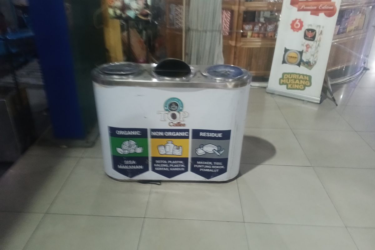 Tempat sampah terpilah di Terminal Purabaya Bungurasih, Kabupaten Sidoarjo, Rabu (27/5/2026).