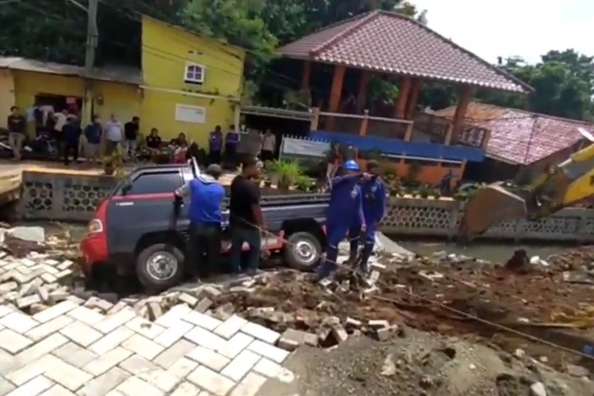 Turap sepanjang 15 meter di Jalan Abdulrahman, perumahan Kluster Wakay Residence wilayah RW 05 Cibubur, Jakarta Timur, longsor akibat hujan lebat yang mengguyur Sabtu (13/11/2021) kemarin.