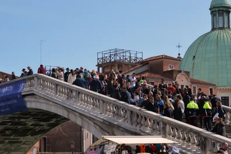 Kota Venesia di Italia merasakan dampak buruk pariwisata massal.
