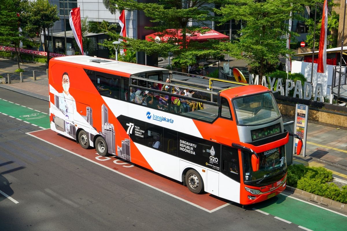 Bus wisata tingkat Transjakarta sedang mengelilingi kota, (8/2022).