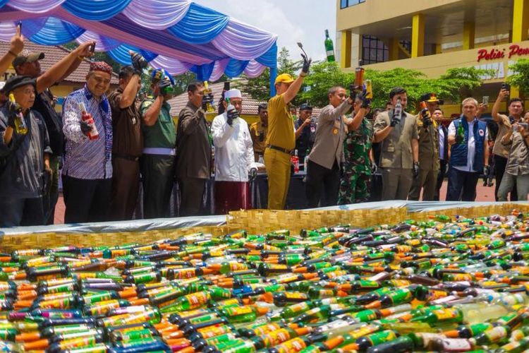 Wali Kota Bogor, Dedie A Rachim bersama Kapolresta Bogor Kota, Kombes Pol Eko Prasetyo melaksanakan pemusnahan barang bukti minuman beralkohol/minuman keras (miras) ilegal di halaman Mako Polresta Bogor Kota, Selasa (7/10/2025).