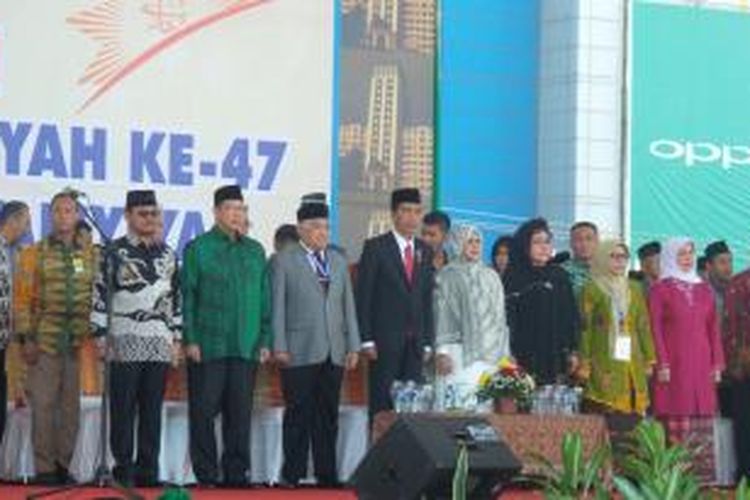 Presiden Joko Widodo saat membuka Muktamar ke-47 Muhammadiyah di Makassar, Senin (3/8/2015). Jokowi tampak didampingi Ketua Umum PP Muhammadiyah Din Syamsuddin, Menteri Agama Lukman Hakim Saefuddin dan Gubernur Sulawesi Selatan Syahrul Yasin Limpo.