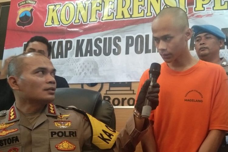 Fajar Almas Zulfahmy alias Tembong (baju oranye), tersangka kasus kepemilikan senjata tajam, dalam konferensi pers di Polresta Magelang, Senin (8/4/2024).