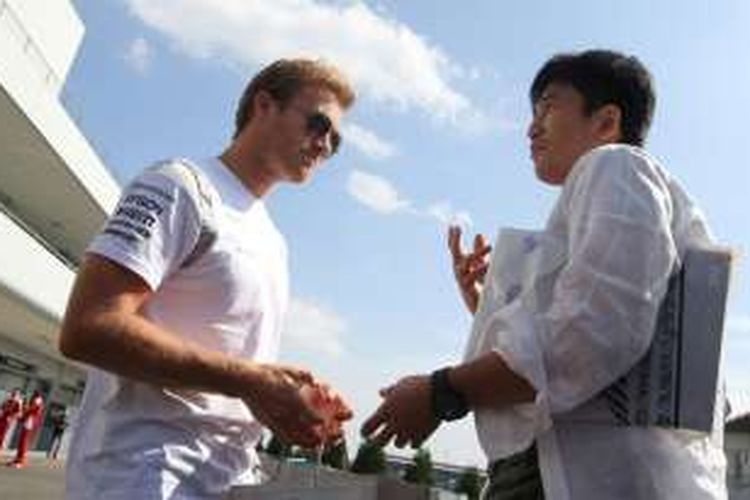 Pebalap Mercedes asal Jerman, Nico Rosberg (kiri), berbicara dengan penggemar asal Jepang di paddock Sirkuit Suzuka jelang berlangsungnya GP Jepang, Kamis (6/10/2016).