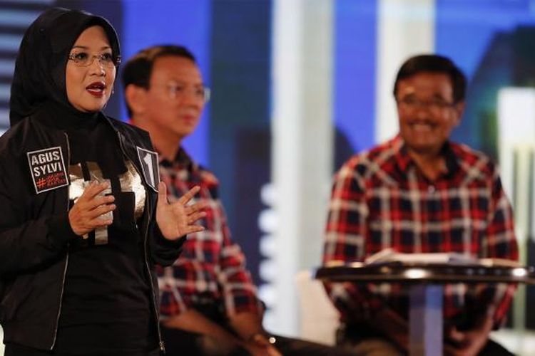 Calon wakil gubernur DKI Jakarta 2017, Sylviana Murni memaparkan visi misi saat debat kedua calon gubernur dan wakil gubernur DKI Jakarta 2017 yang diselenggarakan Komisi Pemilihan Umum Provinsi DKI Jakarta di Hotel Bidakara, Jakarta, Jumat (27/1/2017). Temanya membahas reformasi birokrasi serta pelayanan publik dan penataan kawasan perkotaan.