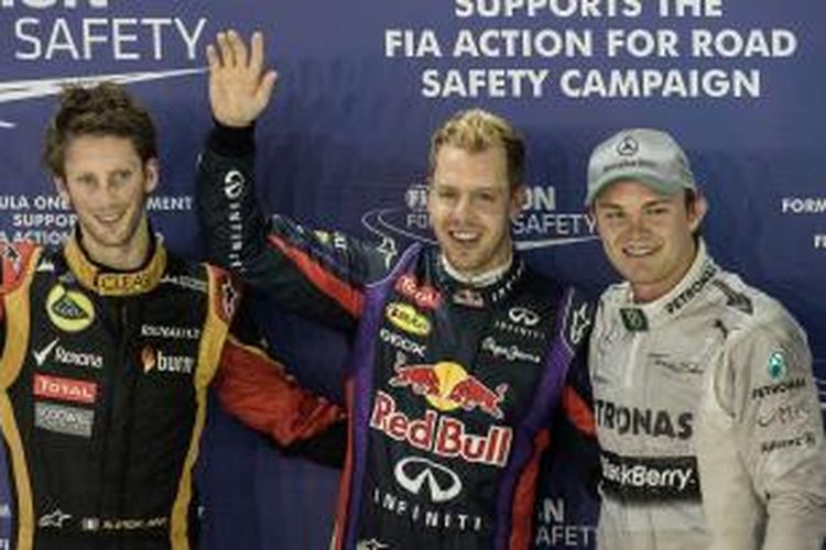 Pebalap Mercedes asal Jerman, Nico Rosberg (kanan), merayakan keberhasilan mencatat waktu tercepat kedua, bersama pebalap Red Bull dari Jerman, Sebastian Vettel (tengah), yang meraih pole position, dan pebalap Lotus asal Perancis, Romain Grosjean yang mencatat waktu tercepat ketiga, pada sesi kualifikasi GP Singapura di Sirkuit Marina Bay Street, Sabtu (21/9/2013).