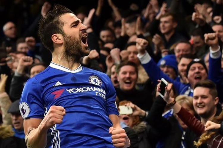 Cesc Fabregas merayakan gol Chelsea ke gawang  Swansea City pada partai lanjutan Premier League di Stadion Stamford Bridge, Sabtu (25/2/2017).