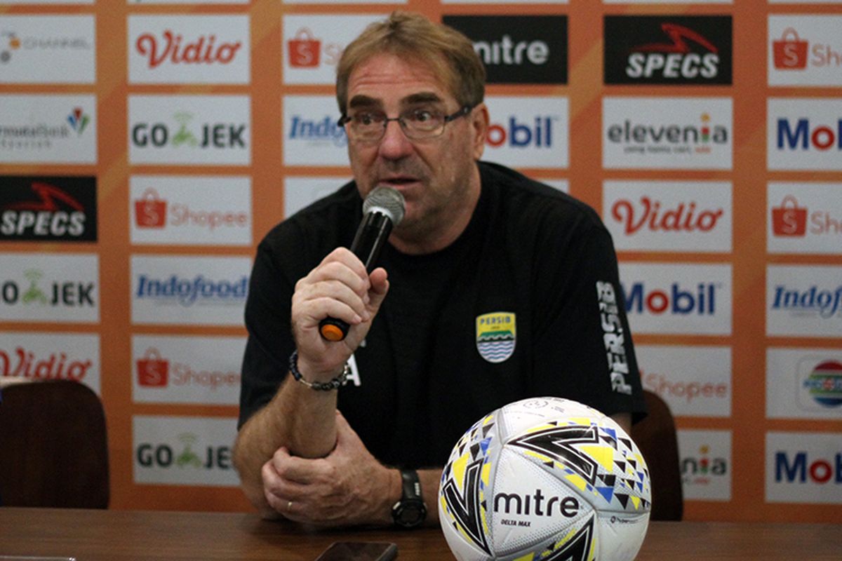 Pelatih Persib, Robert Alberts, dalam konferensi pers jelang pertandingan melawan Bali United di Graha Persib, Kota Bandung, Kamis (24/7/2019). (KOMPAS.com/SEPTIAN NUGRAHA)