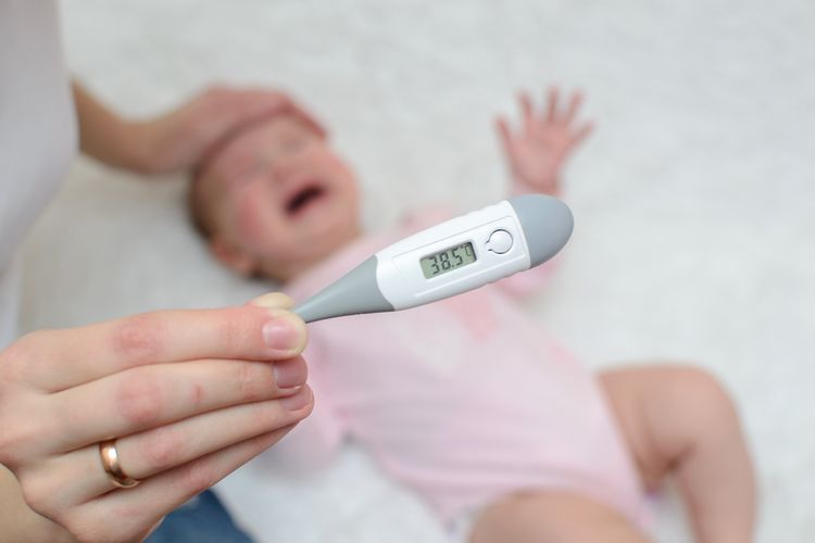 Ilustrasi bayi demam, demam pada bayi, cara menurunkan demam pada bayi. 