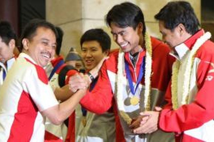 Menpora Roy Suryo menymabut para juara All England di bandara Soekarno Hatta, Selasa (11/03/2014)