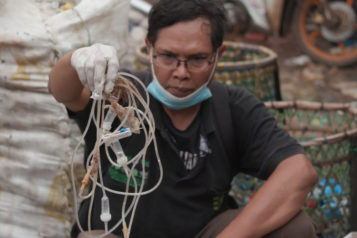 Ketua Koalisi Persampahan Nasional (KPNas) Bagong Suyoto memegang selang infus bekas pakai.