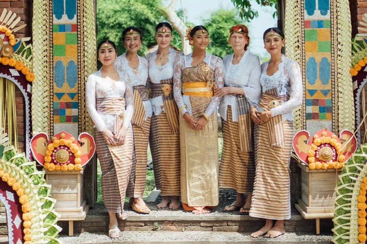 5 Gaya Luna Maya Hadiri Upacara Menek Kelih Keponakan, Berkebaya Bali