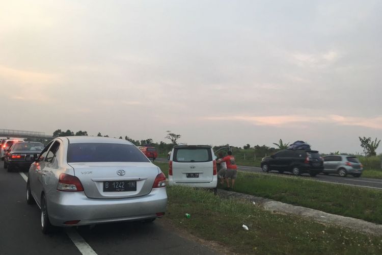 Seluruh lajur Tol Cikopo-Palimanan (Cipali) digunakan untuk arus balik menuju Jakarta mulai pukul 16.00 hingga 18.00 WIB. Sejumlah pemudik yang terjebak macet berusaha menyeberangi median tol, Sabtu (1/7/2017).