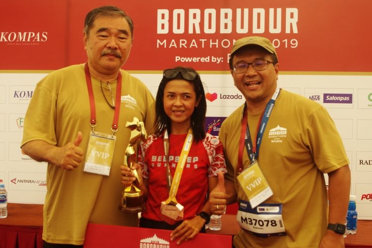 Irma Handayani (tengah) foto bersama dengan Ketua Yayasan Borobudur Marathon, Liem Chie An (Kiri) dan Wakil Pemimpin Umum Harian Kompas (kanan), Minggu (17/11/2019).