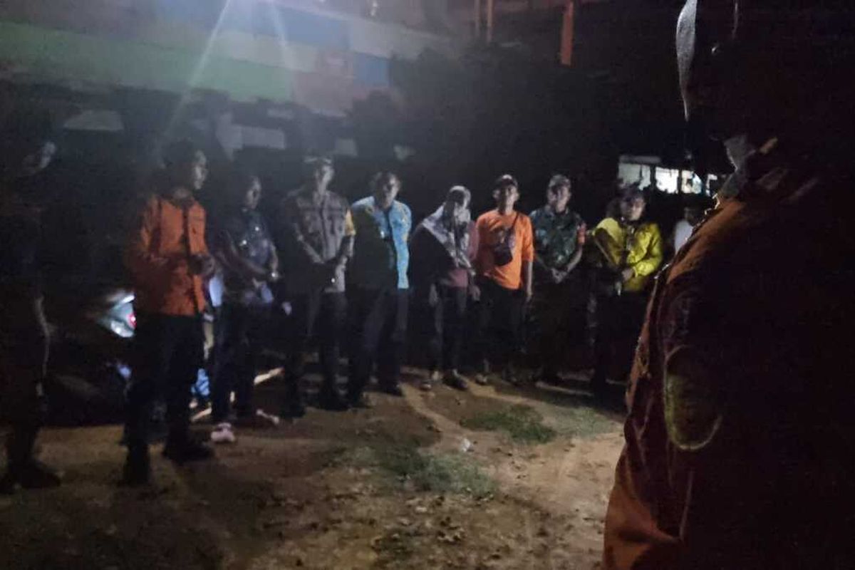 Tim SAR Gabungan melakukan pencarian terhadap dua gadis yang dilaporkan tenggelam di air terjun Jami, Desa Somba, Kecamatan Tompobulu, Kabupaten Maros