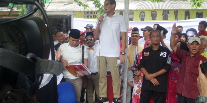 Calon wakil gubernur DKI Jakarta Sandiaga Uno mendatangi perkampungan warga di perkampungan industri kecil (PIK), Cakung, Jakarta Timur, Jumat (7/5/2017).