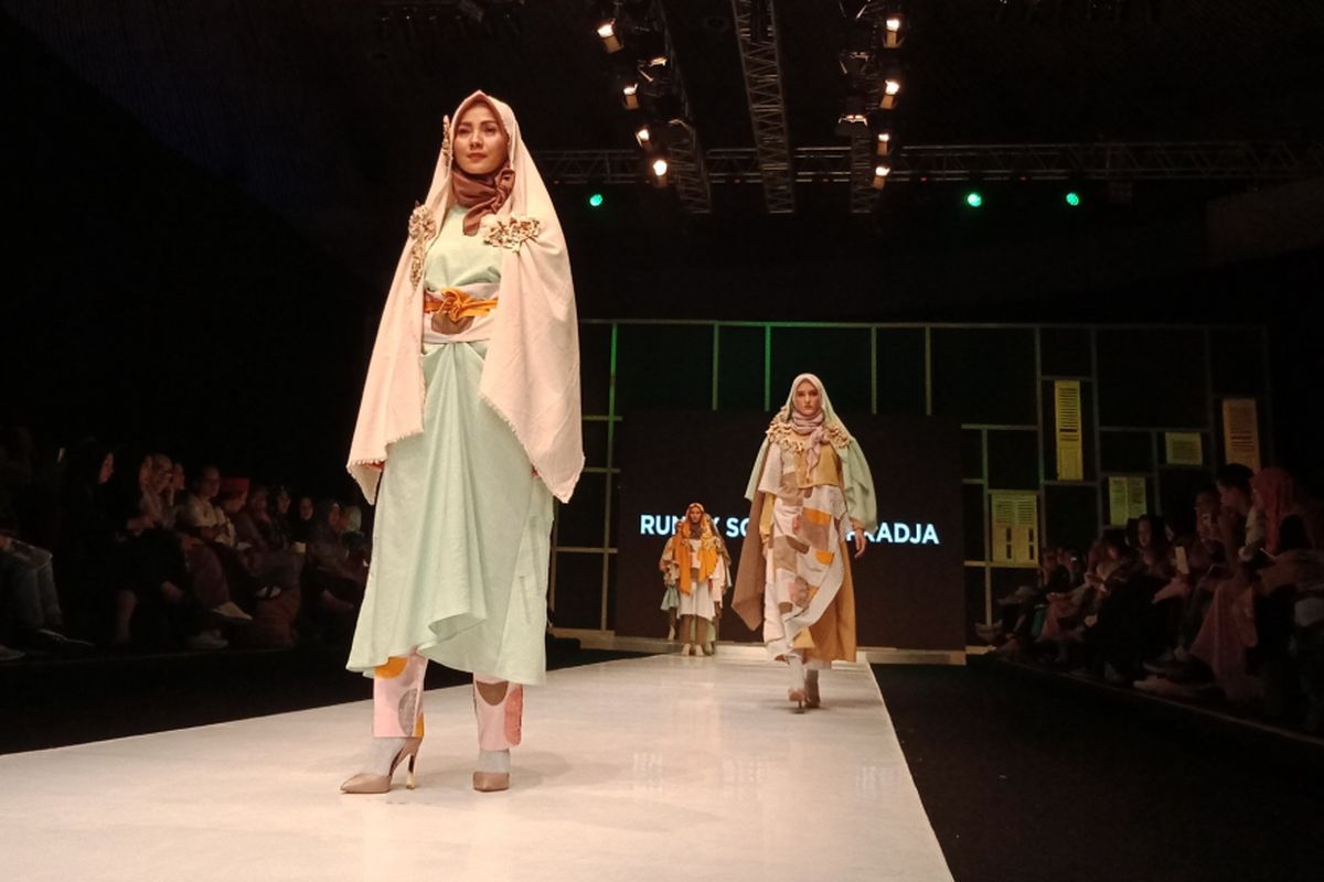 Salah satu koleksi calon desainer dari Islamic Fashion Institute (IFI) pada sesi peragaan busana di Muslim Fashion Festival (Muffest) 2018 di Jakarta Convention Center, Kamis (19/4/2018).