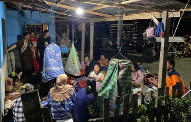 MENGUNGSI: Sejumlah warga mengungsi di halaman depan rumah mereka masing-masing setelah terjadi gempa bumi M 6,3 di wilayah Kabupaten Donggala, Sulawesi Tengah, Sabtu (9/9/2023). 