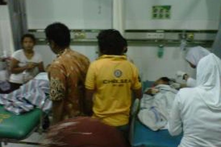 Anak anak pasien koeban tembok roboh, Rabu (25/9/2013). 