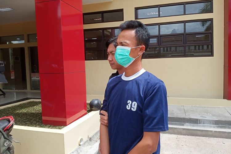 Jajaran Satuan Reserse Kriminal (Satreskrim) Polresta Bandung mengamankan tersangka pembunuhan seorang wanita di Kecamatan Bojongsoang, Kabupaten Bandung, Jawa Barat, pada Selasa (3/1/2023).