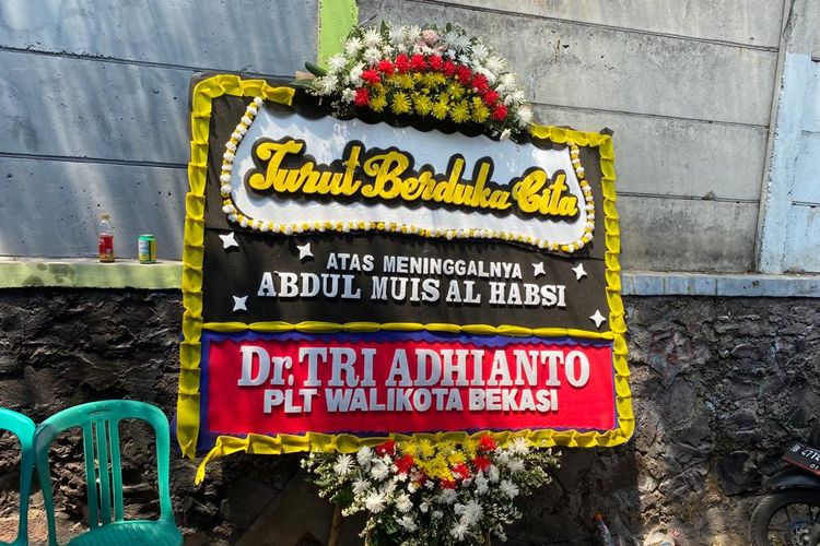Karangan bunga dikirimkan oleh Plt Walikota Bekasi, kepada salah korban kecelakaan mau di Bekasi, Abdul Muis Al Habsi. 