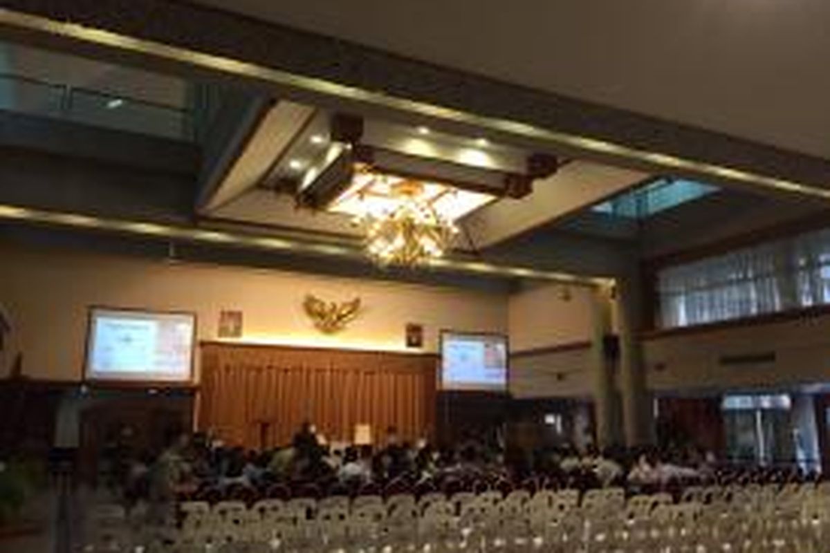 Warga negara Indonesia (WNI) datang ke KBRI Singapura untuk mengikuti forum 
