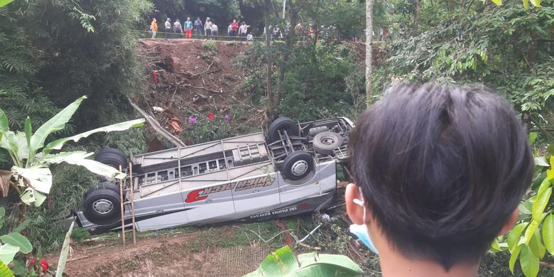 Bus yang terjun ke jurang sedalam lebih kurang 10 meter di Tanjakan Cae, Desa Sukajadi, Kecamatan Wado, Kabupaten Sumedang, Jawa Barat, Kamis (11/3/2021).