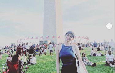 Tangkapan layar akun Instagram Enzy Storia yang berfoto di depan Monumen Washington, Amerika Serikat.