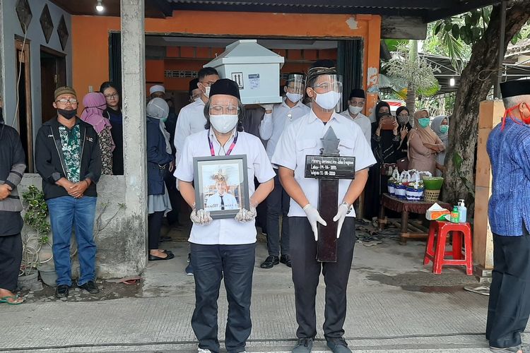 Peti jenazah Henry Jovinski saat akan dibawa ke peristirahatan terakhirnya di Pemakaman Umum Rewulu Wetan, Sidokarto, Godean, Sleman