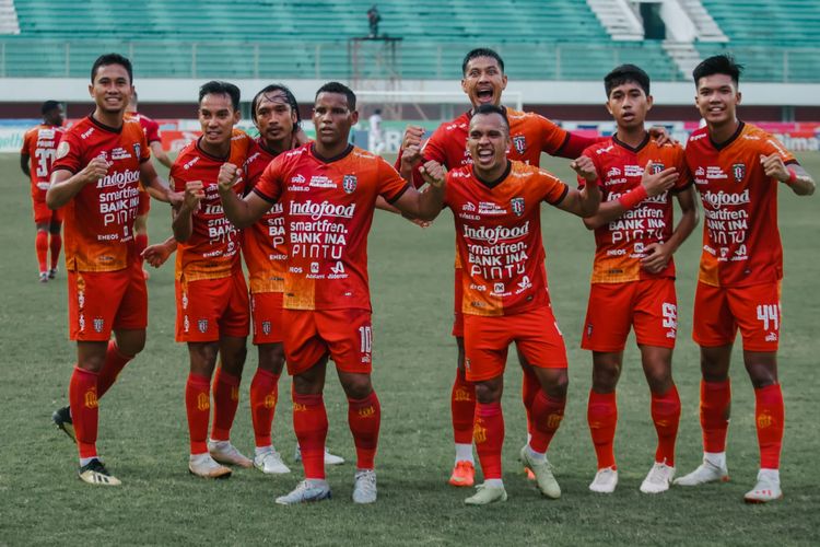 Para pemain Bali United saat berselebrasi dalam laga kontra Madura United pada pekan ke-31 Liga 1, kompetisi tertinggi Liga Indonesia 2022-2023. Laga Bali United vs Madura United digelar di Stadion Maguwoharjo pada Kamis (16/3/2023). Terkini, Bali United akan melawan Lee Man FC pada babak kualifikasi Liga Champions Asia 2023 pada 16 Agustus 2023. 