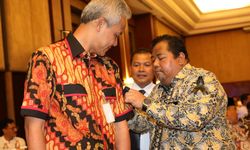 Empati pada Korban JT610, Ganjar Kenakan Pita Hitam 