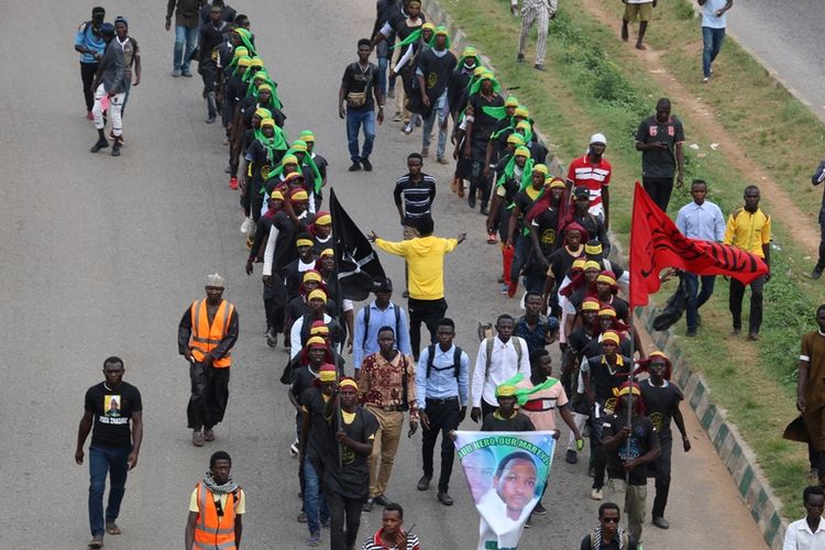 Massa demonstran dari Gerakan Islam Nigeri (IMN) saat menggelar aksi di ibu kota Abuja, Senin (29/10/2018).