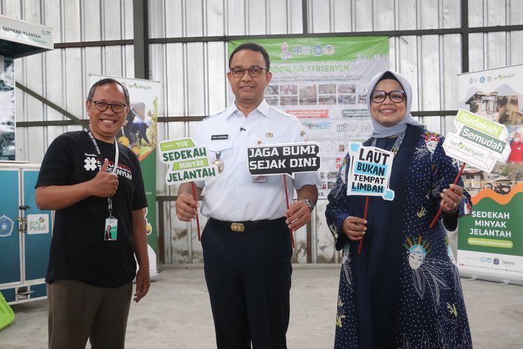 Mantan Gubernur DKI Jakarta Anies Baswedan dan istri turut mengkampanyekan gerakan sedekah minyak jelantah yang diinisiasi oleh Rumah Sosial Kutub