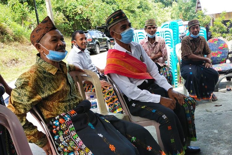 Kain songket yang dipakai dengan cara Tengge di Manggarai NTT.