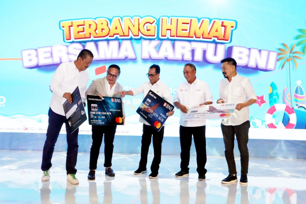 (Kiri ke kanan) Direktur Utama Garuda Indonesia Irfan Setiaputra, Wakil Menteri BUMN Kartika Wirjoatmodjo, Menteri Perhubungan Budi Karya Sumadi, Direktur Utama BNI Royke Tumilaar, dan Owner Lion Air Group Rusdi Kirana saat Peluncuran Program Terbang Hemat Bersama Kartu BNI 2022.