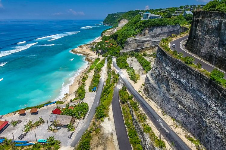 Pantai Melasti, salah satu wisata populer di Bali. 