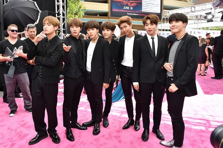 Boyband asal Korea, BTS atau Bangtan Boys, menghadiri 2017 Billboard Music Awards di T-Mobile Arena di Las Vegas, Minggu (21/5/2017).  