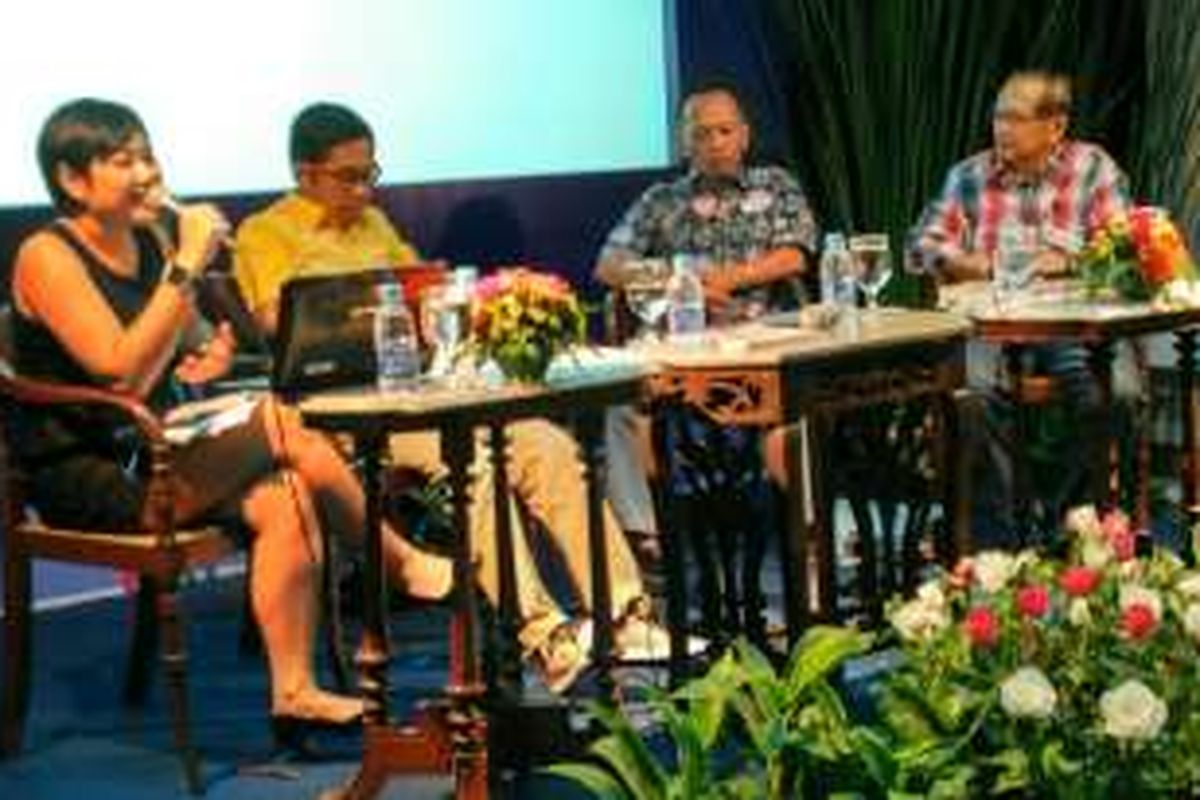 Kiri ke kanan: Moderator Margareta Astaman, Penulis Novel Negeri Lima Menara Ahmad Fuadi, serta Wartawan Senior Kompas Pepih Nugraha dan Witdarmono dalam diskusi bertajuk 