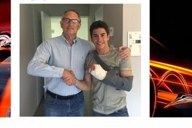 Pebalap Repsol Honda asal Spanyol, Marc Marquez (kanan), berpose bersama dokter Xavier Mir setelah menjalani operasi pada jari kelingking tangan kiri di Barcelona, Sabtu (25/4/2015).